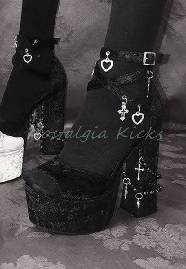 Strappy Heeled Sandals - Gotyckie czarne aksamitne sandały na platformie