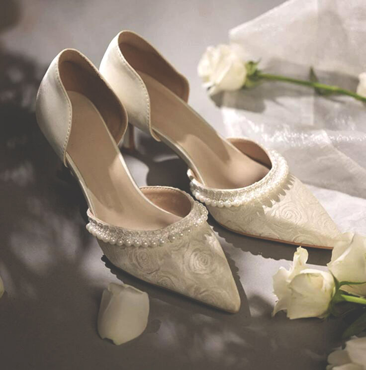 Women Shoes Size 7 - Beżowo-białe satynowe czółenka Mary Jane z