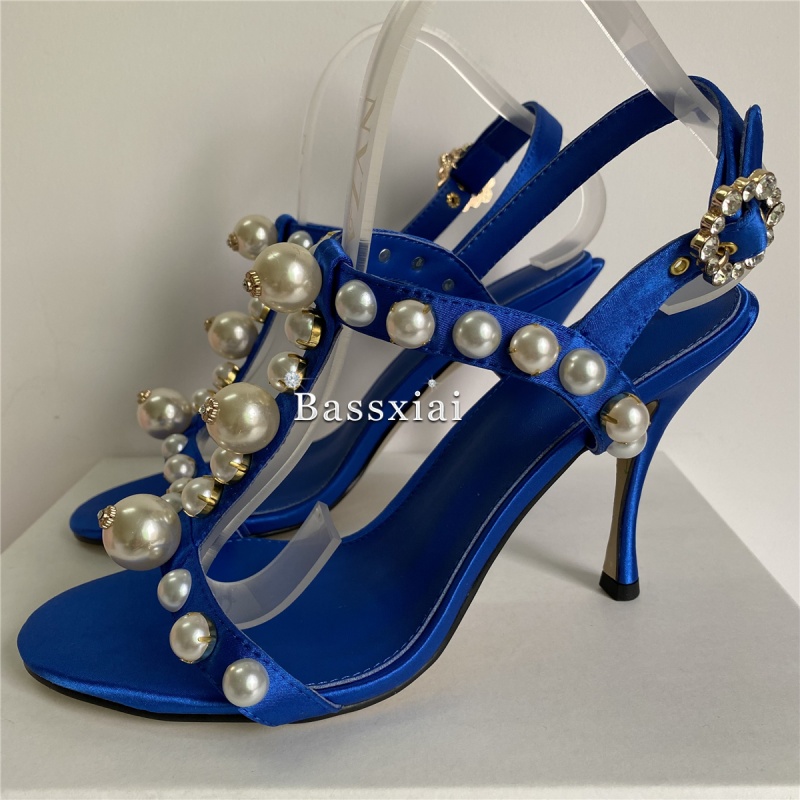 Sandały na szpilce z paskiem T – Strappy Heeled Sandals recenzja i cena