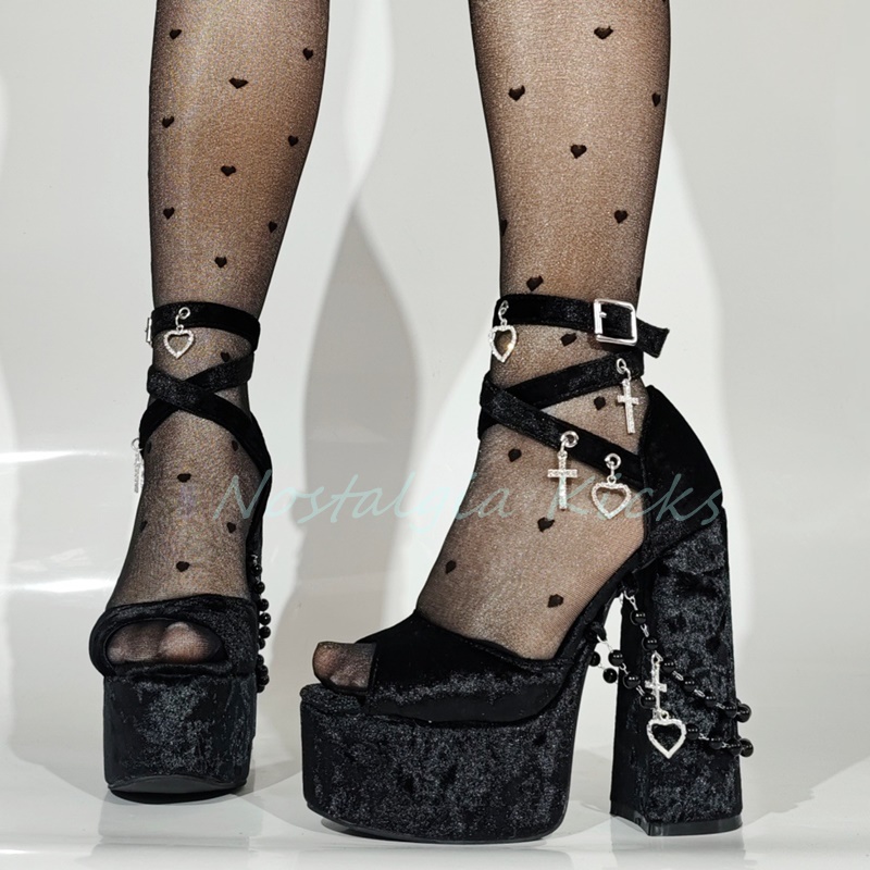 Gotyckie czarne aksamitne sand – Strappy Heeled Sandals recenzja i cena