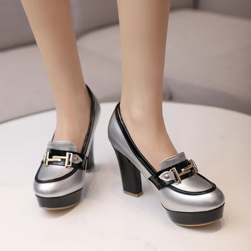 Fashion Metal Chain Women Loaf – Patent Leather Pump recenzja i cena