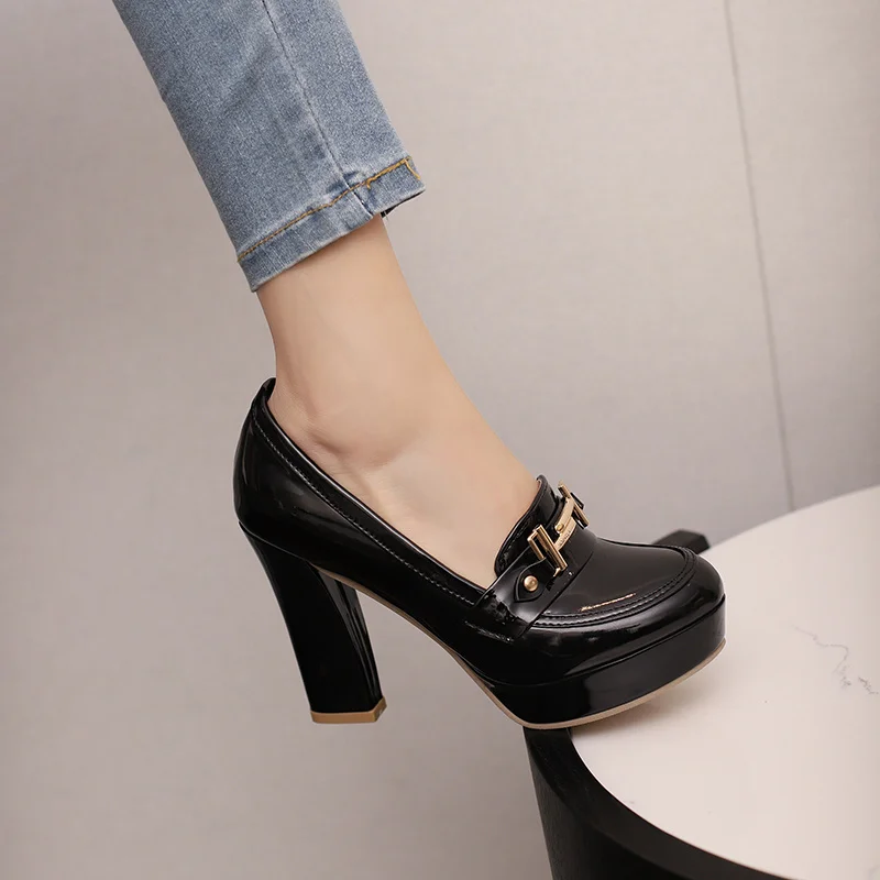 Fashion Metal Chain Women Loaf – Patent Leather Pump recenzja i cena